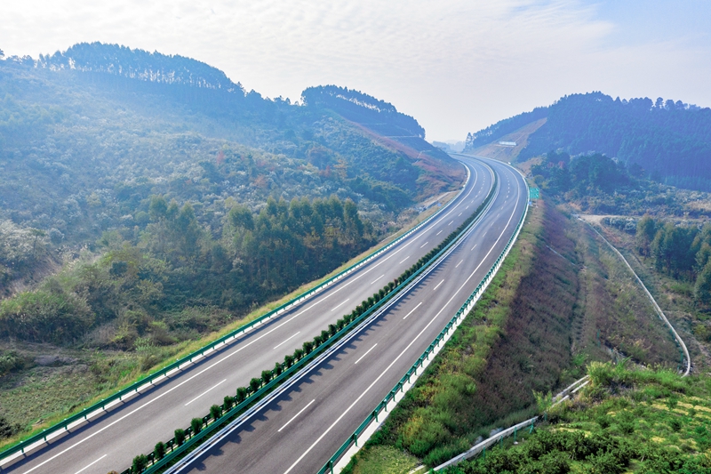 6.高速公路与群山相连，植被覆盖率高，与原生态环境恢复有机结合.jpg